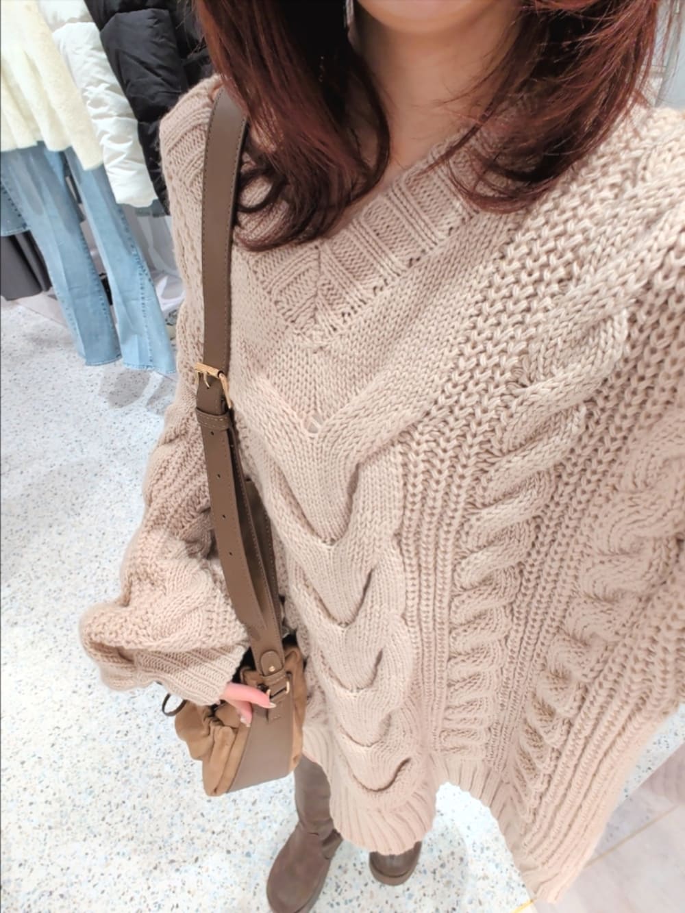 ホワイト系のその他アウター、ピンク系のワンピース、ブラウン系のショルダーバッグを着用したレディースの冬コーディネートの2枚目の写真