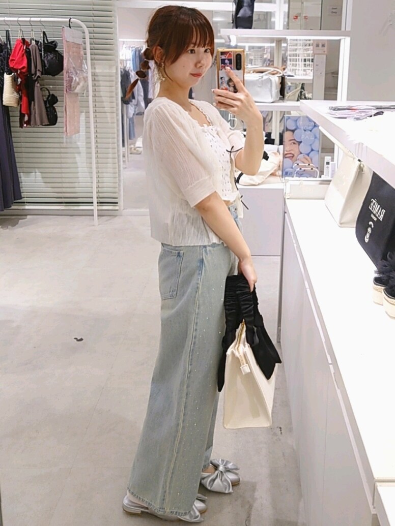 ホワイト系のカーディガン/ボレロ、ホワイト系のタンクトップ、ブルー系のデニムパンツを着用したレディースの夏コーディネートの3枚目の写真