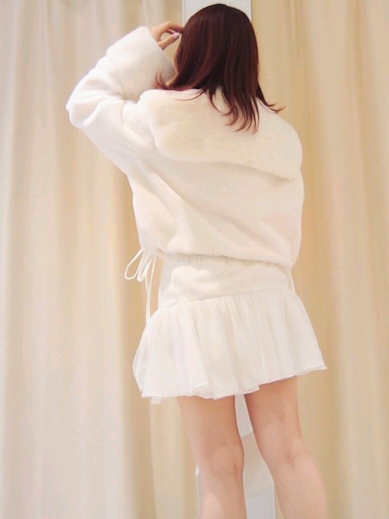 ホワイト系のブルゾン、ホワイト系のスカート、ホワイト系のショルダーバッグを着用したレディースの秋コーディネートの6枚目の写真