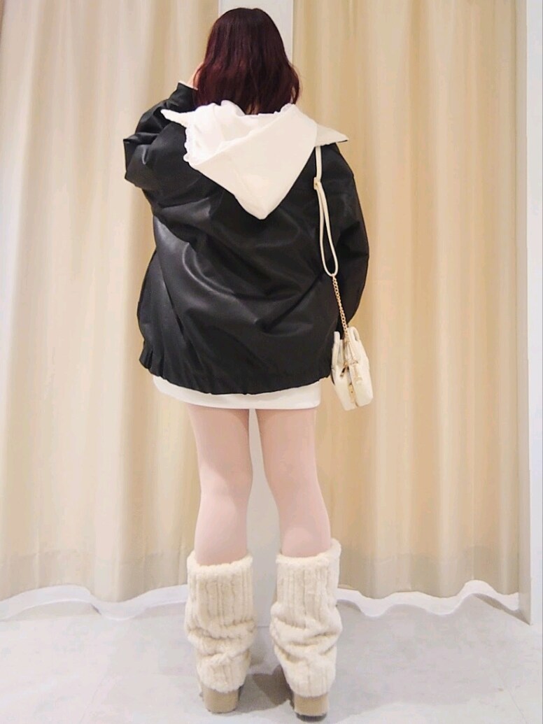 「ナイスクラップ、nice claup、one after another NICE CLAUP、骨格ウェーブ、イエベ春、低身長、152cm、テーマパークコーデ、セットアップ、マイベストコーデ2024、休日スタイル、ムートンブーツ、ショルダーバッグ、スウェット、モノトーン」｜「one after another NICE CLAUPのリバーシブルで着られる/オーバーサイズ合皮ボアジャケット（ブルゾン、ブラック系）」を使った、ばらさん（レディース・152cm）の冬コーディネートの4枚目の写真