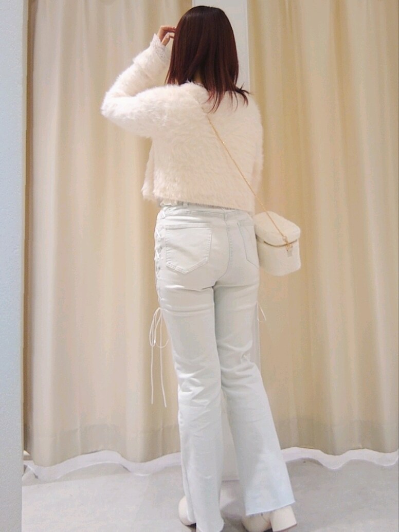 「ナイスクラップ、nice claup、one after another NICE CLAUP、骨格ウェーブ、イエベ春、低身長、152cm、レイヤードスタイル、デニム、ブーツ、休日スタイル、淡色コーデ、きれいめカジュアル、お出かけコーデ、デート」｜「one after another NICE CLAUPのシャーリングトップス（Tシャツ/カットソー、ホワイト系）」を使った、ばらさん（レディース・152cm）の秋コーディネートの6枚目の写真