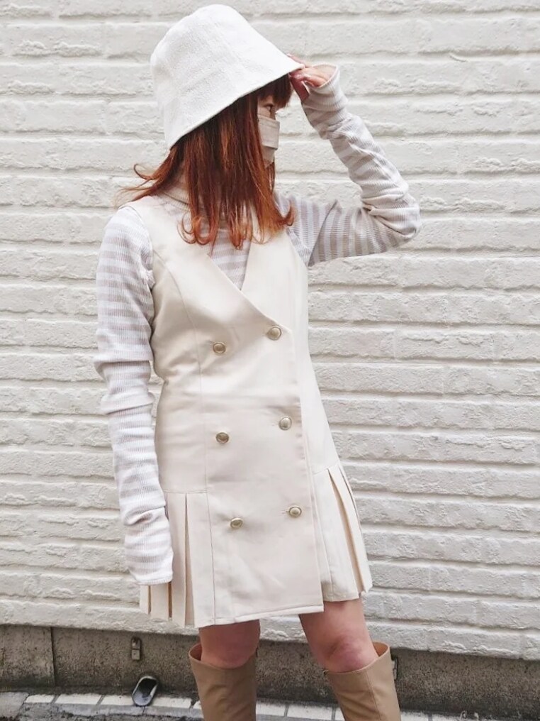 ホワイト系のテーラードジャケット、ホワイト系のワンピース、ベージュ系のTシャツ/カットソーを着用したレディースの冬コーディネートの2枚目の写真