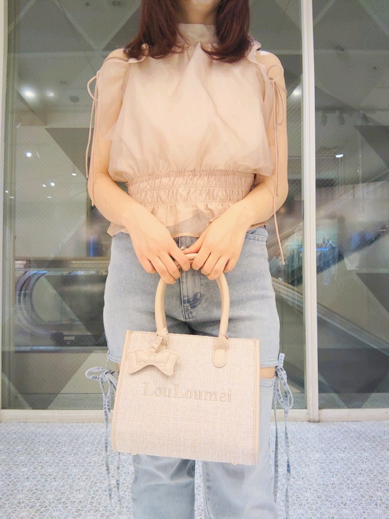 「ナイスクラップ、nice claup、one after another NICE CLAUP、骨格ウェーブ、イエベ春、低身長、152cm、韓国ファッション、きれいめカジュアル、休日スタイル、デニム、お出かけコーデ、低身長コーデ、デートコーデ、淡色コーデ」｜「one after another NICE CLAUPのアメスリバックリボンブラウス（シャツ/ブラウス、ベージュ系）」を使った、ばらさん（骨格ウェーブ・レディース・152cm）の春コーディネートの2枚目の写真