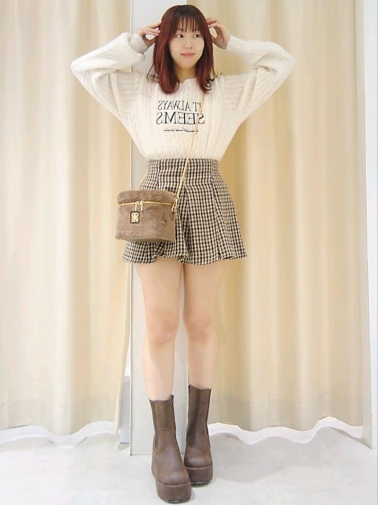 「ナイスクラップ、nice claup、one after another NICE CLAUP、骨格ウェーブ、イエベ春、低身長、152cm、ニット、チェック、冬コーデ、お出かけコーデ、冬アウター、韓国ファッション、ボア、カジュアルガーリー」｜「one after another NICE CLAUPの【premium order】サイドラインリボンボアジャケット（ブルゾン、ホワイト系）」を使った、ばらさん（レディース・152cm）の秋コーディネートの3枚目の写真