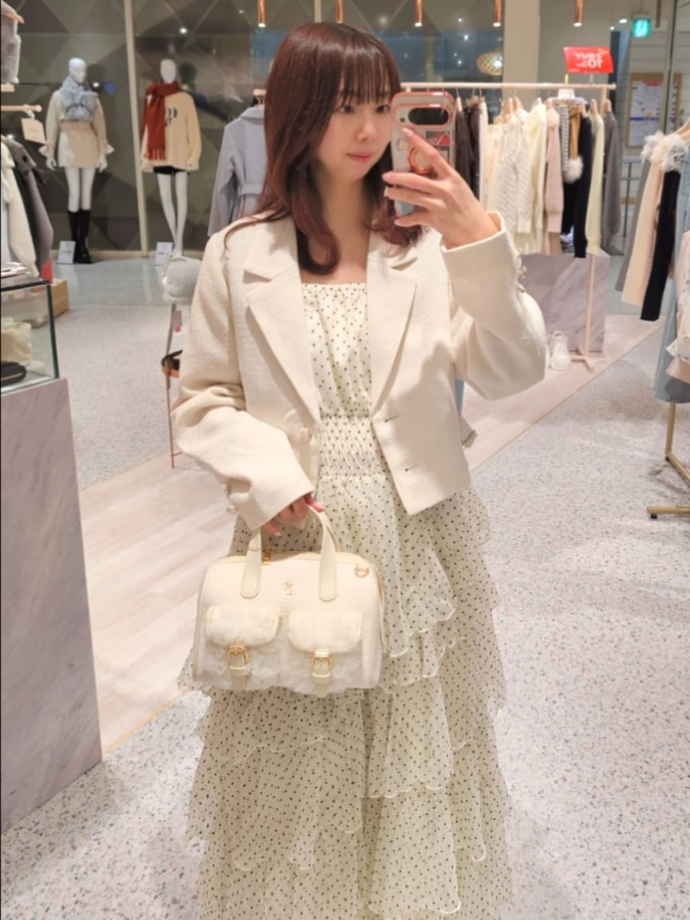 ホワイト系のテーラードジャケット、その他のワンピース、ホワイト系のショルダーバッグを着用したレディースの冬コーディネートの3枚目の写真