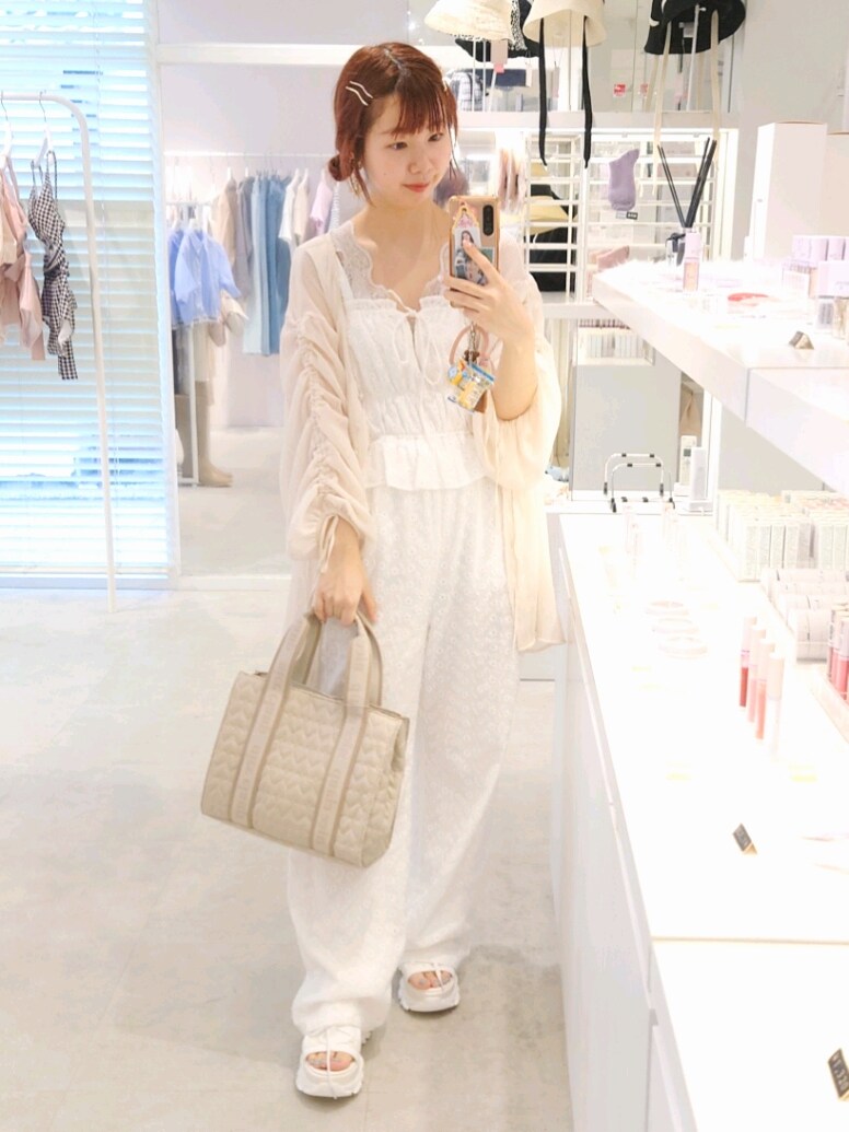ベージュ系のトートバッグ、ホワイト系のシャツ/ブラウス、ホワイト系のサロペット/オーバーオールを着用したレディースの夏コーディネートの3枚目の写真