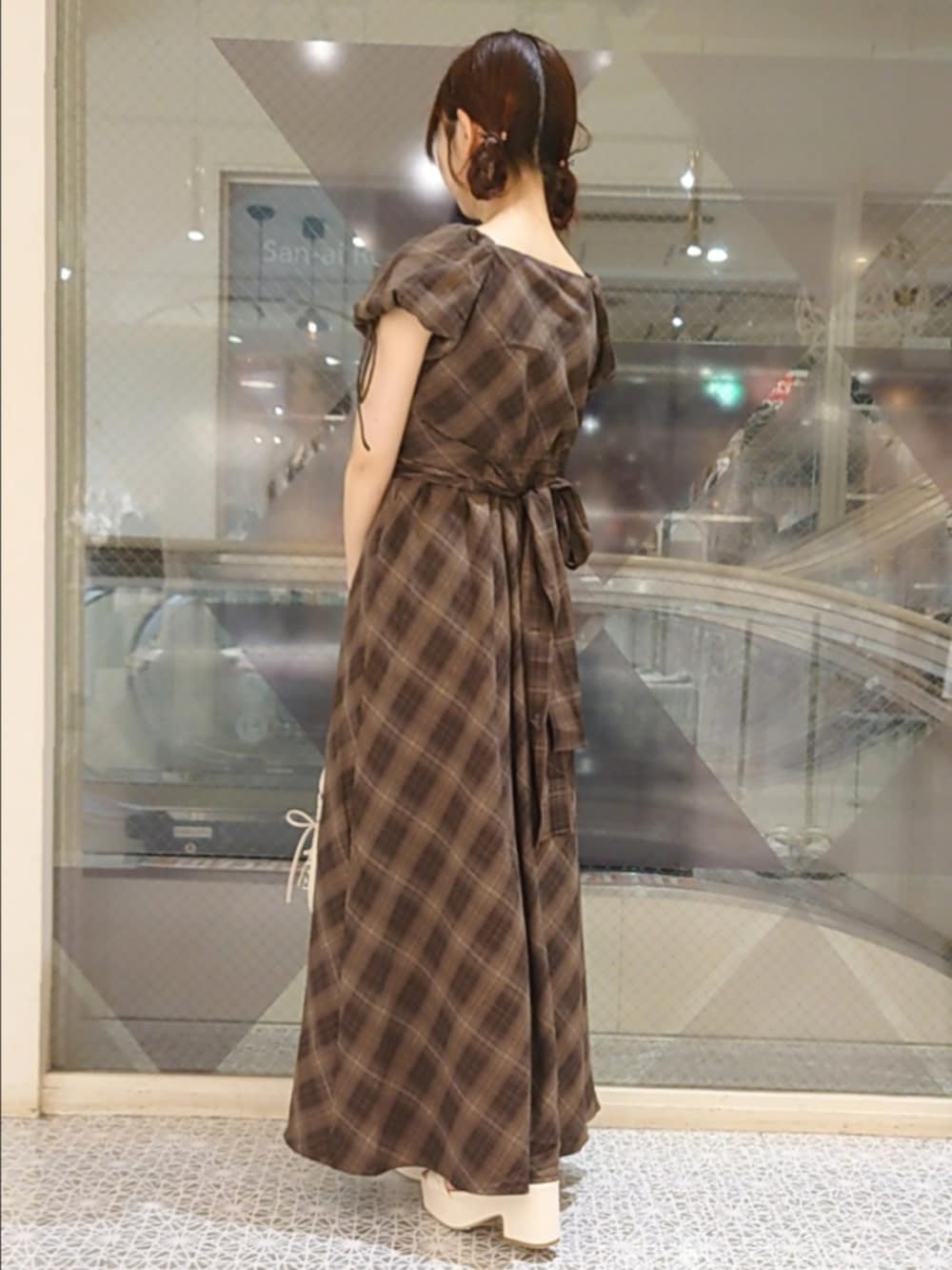 「ナイスクラップ、nice claup、one after another NICE CLAUP、骨格ウェーブ、イエベ春、低身長、152cm、セットアップ、夏コーデ、サンダル、お出かけコーデ、レイヤードスタイル、秋カラー、チェック、ワンピース」｜「one after another NICE CLAUPのマルチウェイ/カシュクールブラウス+キャミワンピセット（ワンピース、ブラウン系）」を使った、ばらさん（骨格ウェーブ・レディース・152cm）の夏コーディネートの2枚目の写真