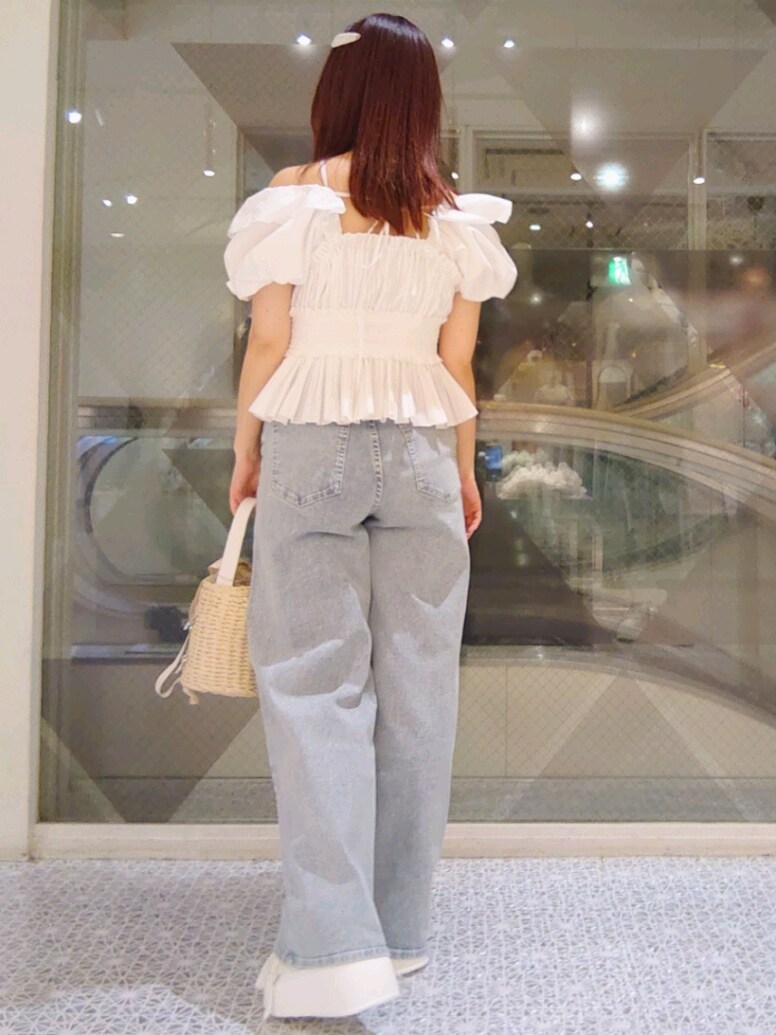 「ナイスクラップ、nice claup、one after another NICE CLAUP、骨格ウェーブ、イエベ春、低身長、152cm、ワイドパンツ、お出かけコーデ、低身長コーデ、リボン、デートコーデ、淡色コーデ、きれいめカジュアル、デニム」｜「one after another NICE CLAUPの2wayペプラムプリーツブラウス（シャツ/ブラウス、ホワイト系）」を使った、ばらさん（骨格ウェーブ・レディース・152cm）の春コーディネートの3枚目の写真