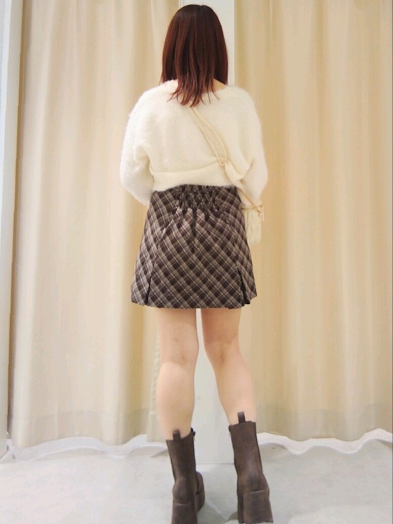 「ナイスクラップ、nice claup、one after another NICE CLAUP、骨格ウェーブ、イエベ春、低身長、152cm、ショルダーバッグ、チェック、お出かけコーデ、韓国ファッション、ブーツ、テーマパークコーデ、カーディガン、休日スタイル」｜「one after another NICE CLAUPのゴールドボタンフェザーショートカーディガン（カーディガン/ボレロ、ホワイト系）」を使った、ばらさん（レディース・152cm）の秋コーディネートの5枚目の写真
