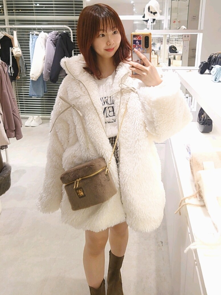 「ナイスクラップ、nice claup、one after another NICE CLAUP、骨格ウェーブ、イエベ春、低身長、152cm、ニット、チェック、冬コーデ、お出かけコーデ、冬アウター、韓国ファッション、ボア、カジュアルガーリー」｜「one after another NICE CLAUPの【premium order】サイドラインリボンボアジャケット（ブルゾン、ホワイト系）」を使った、ばらさん（レディース・152cm）の秋コーディネートの2枚目の写真