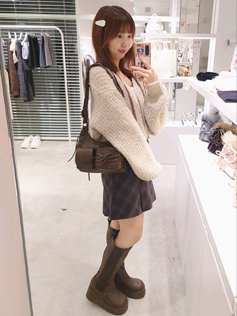 ベージュ系のカーディガン/ボレロ、ブラウン系のショルダーバッグ、ブラウン系のスカートを着用したレディースの秋コーディネートの4枚目の写真