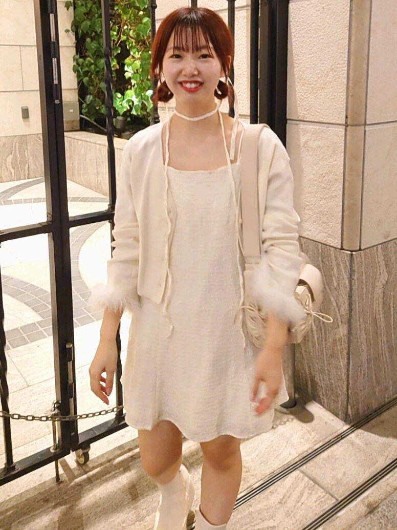 ブラウン系のワンピース、ホワイト系のカーディガン/ボレロ、ベージュ系のワンピースを着用したレディースの秋コーディネートの2枚目の写真