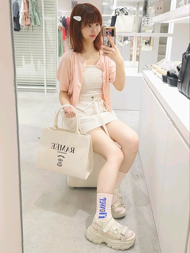 ピンク系のカーディガン/ボレロ、ホワイト系のキャミソール、ホワイト系のスカートを着用したレディースの夏コーディネートの3枚目の写真