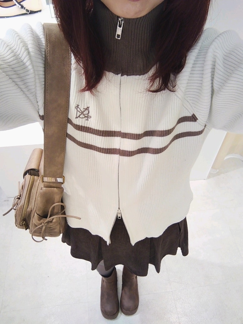 「ナイスクラップ、nice claup、one after another NICE CLAUP、骨格ウェーブ、イエベ春、低身長、152cm、マイベストコーデ2024、冬コーデ、休日スタイル、ショルダーバッグ、ニット、ジップニット、トラックジャケット、カジュアル」｜「one after another NICE CLAUPのダブルジップラインニット（ニット/セーター、ホワイト系）」を使った、ばらさん（レディース・152cm）の冬コーディネートの3枚目の写真