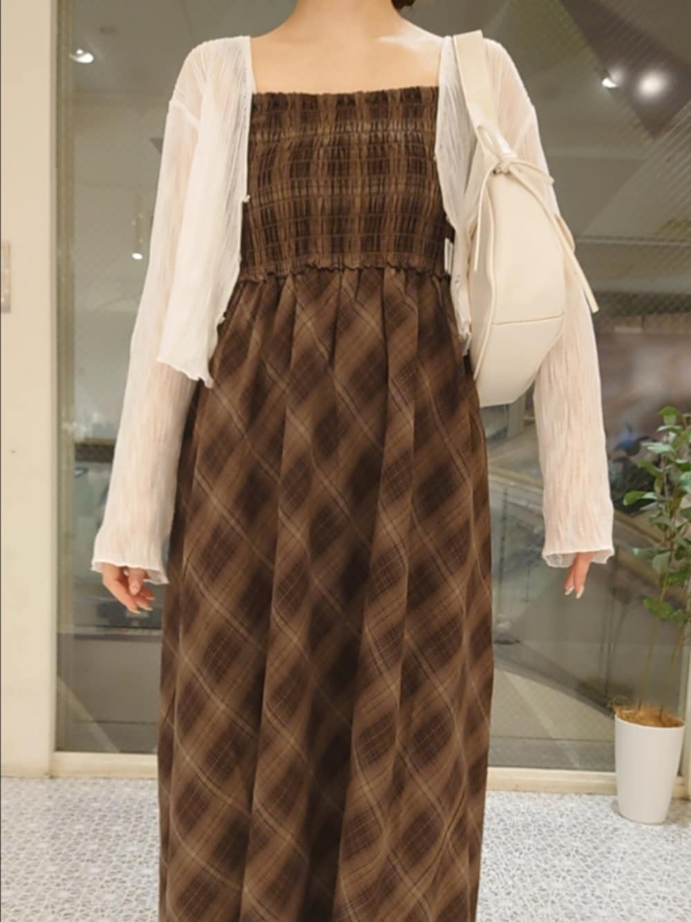 「ナイスクラップ、nice claup、one after another NICE CLAUP、骨格ウェーブ、イエベ春、低身長、152cm、セットアップ、夏コーデ、サンダル、お出かけコーデ、レイヤードスタイル、秋カラー、チェック、ワンピース」｜「one after another NICE CLAUPのマルチウェイ/カシュクールブラウス+キャミワンピセット（ワンピース、ブラウン系）」を使った、ばらさん（骨格ウェーブ・レディース・152cm）の夏コーディネートの3枚目の写真