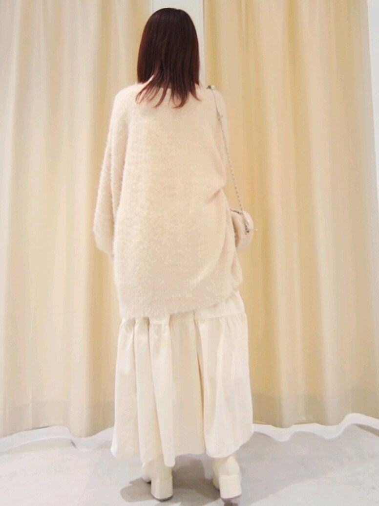 ピンク系のカーディガン/ボレロ、ホワイト系のワンピース、ピンク系のショルダーバッグを着用したレディースの冬コーディネートの5枚目の写真