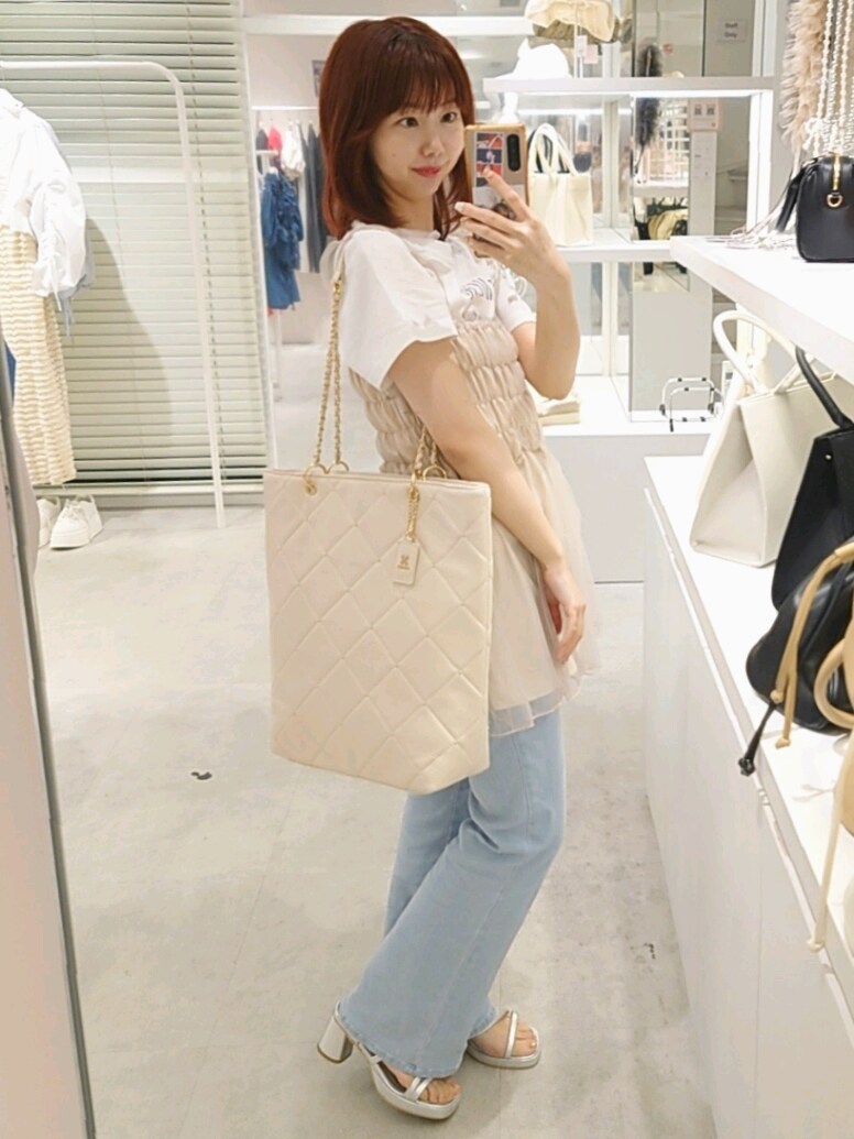 ホワイト系のTシャツ/カットソー、ピンク系のキャミソール、ホワイト系のトートバッグを着用したレディースの夏コーディネートの3枚目の写真