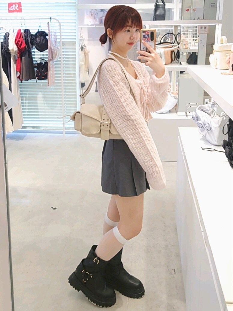 ピンク系のTシャツ/カットソー、ホワイト系のショルダーバッグ、グレー系のスカートを着用したレディースの夏コーディネートの4枚目の写真