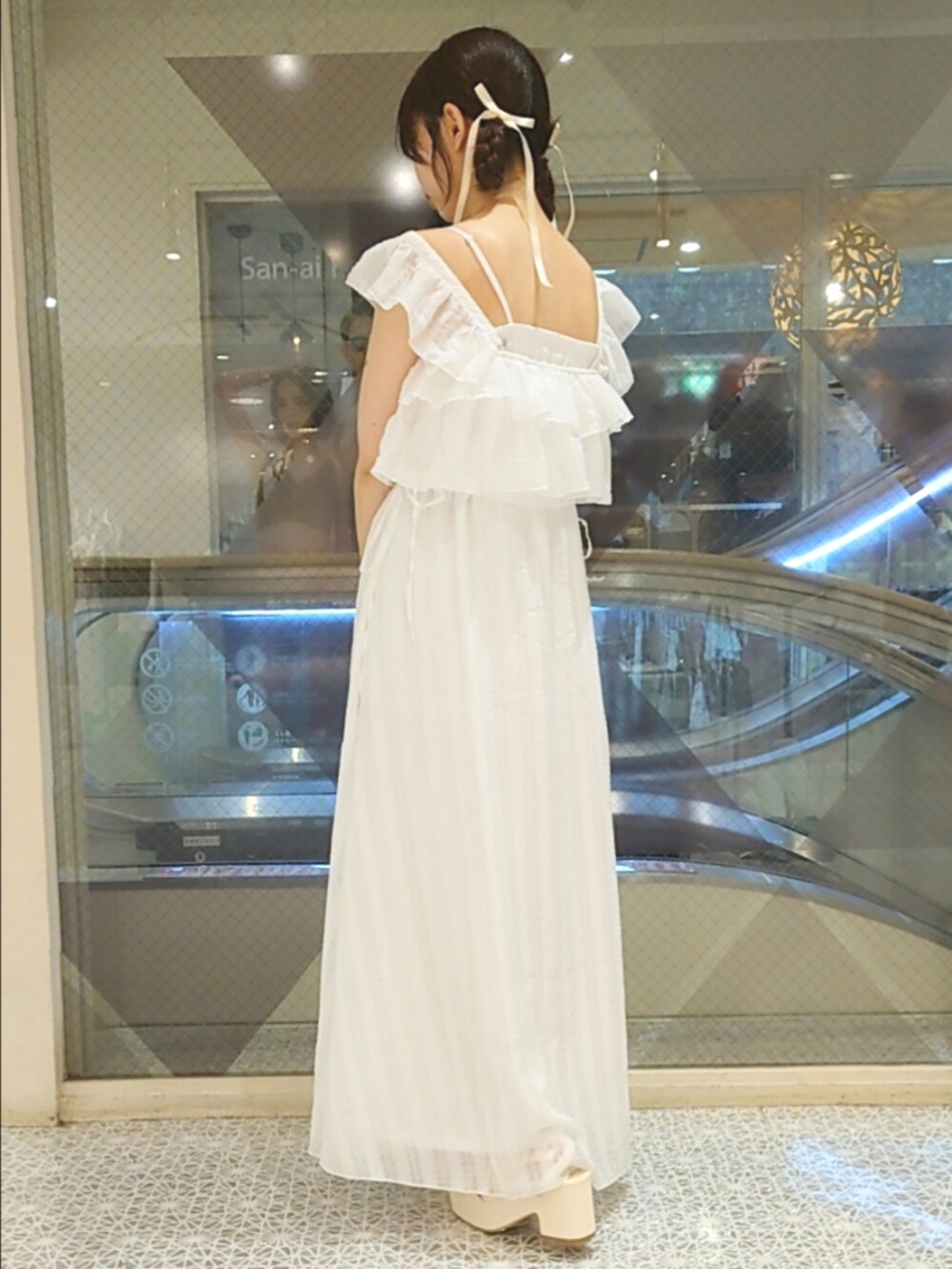 ホワイト系のワンピース、ホワイト系のショルダーバッグ、ホワイト系のサンダルを着用したレディースの夏コーディネートの2枚目の写真