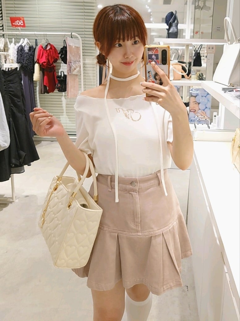 ホワイト系のTシャツ/カットソー、ピンク系のスカート、ホワイト系のスニーカーを着用したレディースの夏コーディネートの2枚目の写真