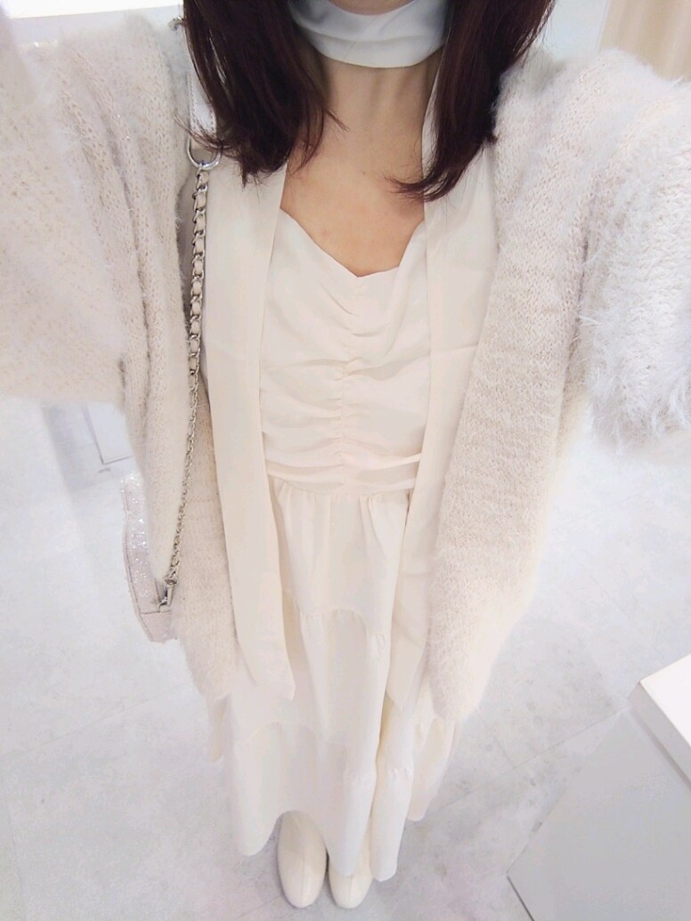 ピンク系のカーディガン/ボレロ、ホワイト系のワンピース、ピンク系のショルダーバッグを着用したレディースの冬コーディネートの3枚目の写真