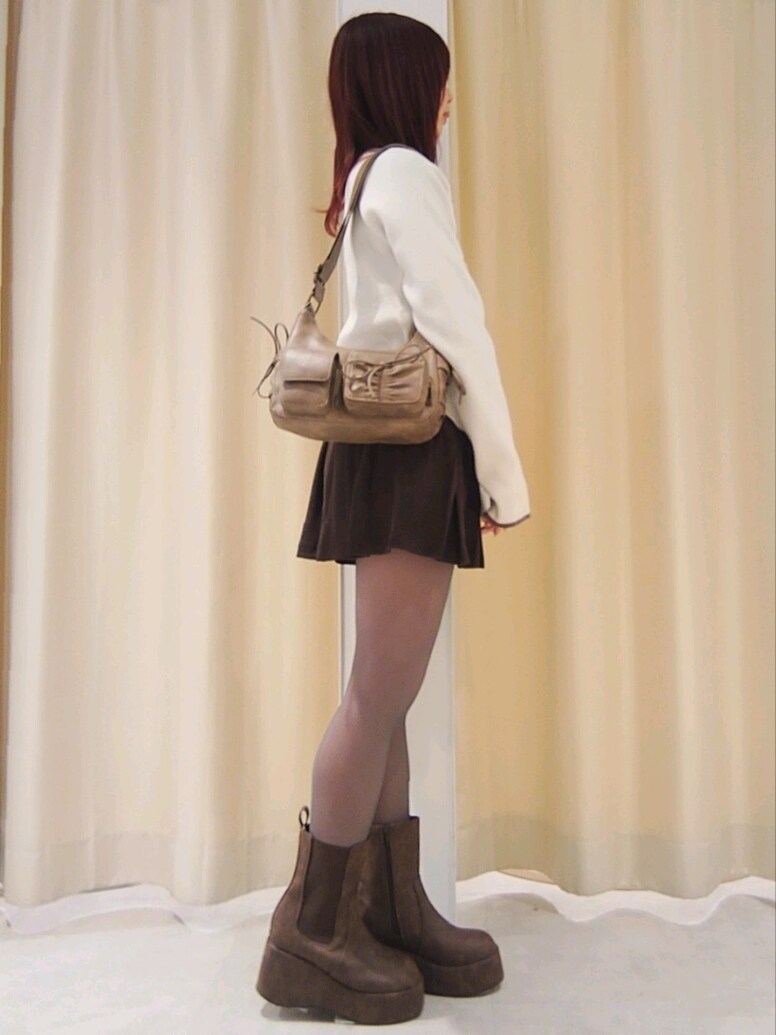 「ナイスクラップ、nice claup、one after another NICE CLAUP、骨格ウェーブ、イエベ春、低身長、152cm、マイベストコーデ2024、冬コーデ、休日スタイル、ショルダーバッグ、ニット、ジップニット、トラックジャケット、カジュアル」｜「one after another NICE CLAUPのダブルジップラインニット（ニット/セーター、ホワイト系）」を使った、ばらさん（レディース・152cm）の冬コーディネートの4枚目の写真