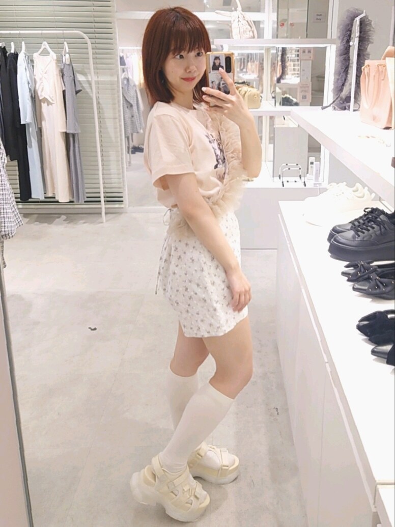 ピンク系のTシャツ/カットソー、ホワイト系のその他パンツ、ホワイト系のサンダルを着用したレディースの春コーディネートの3枚目の写真