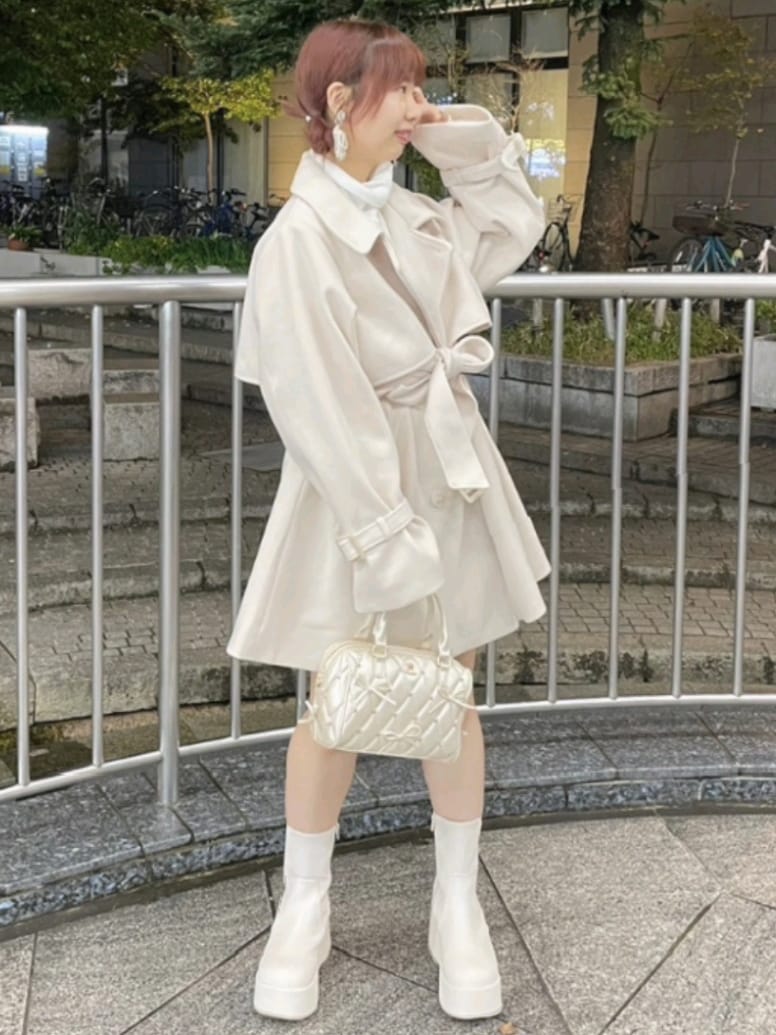 ホワイト系のチェスターコート、ブラウン系のチェスターコート、ホワイト系のTシャツ/カットソーを着用したレディースの秋コーディネートの3枚目の写真