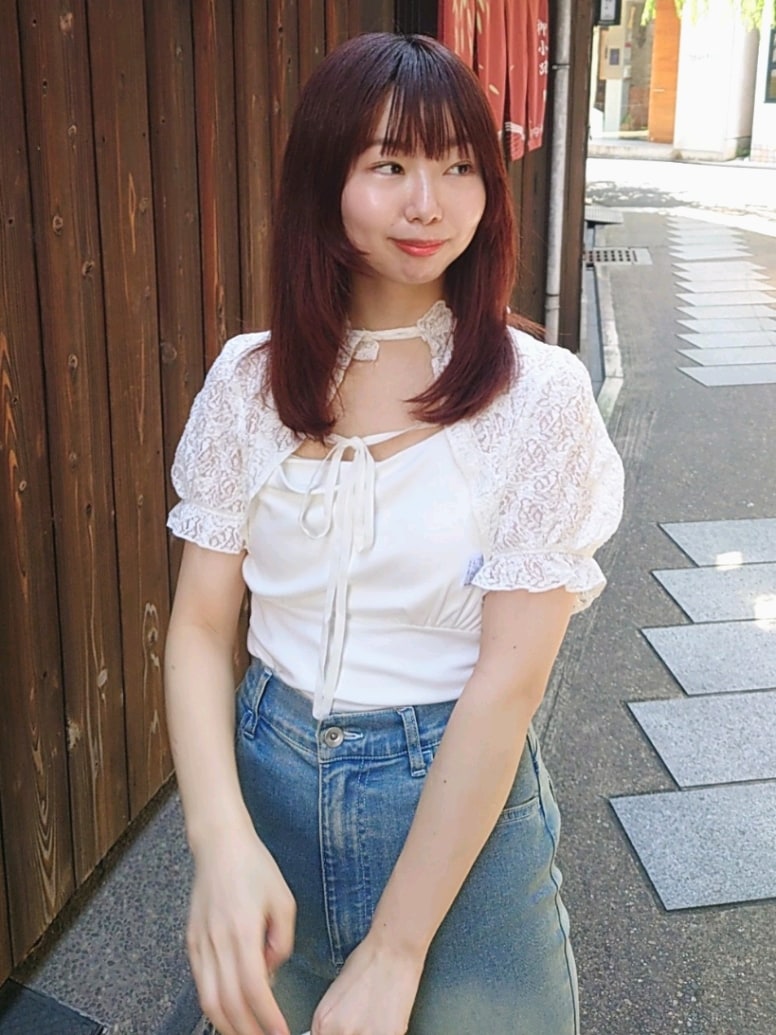 「ナイスクラップ、nice claup、one after another NICE CLAUP、骨格ウェーブ、イエベ春、低身長、152cm、レイヤードスタイル、デートコーデ、淡色コーデ、デニム、夏コーデ、韓国ファッション、初夏コーデ、オトナカワイイ」｜「one after another NICE CLAUPのアソートボレロ+キャミソールセット（アンサンブル、ホワイト系）」を使った、ばらさん（骨格ウェーブ・レディース・152cm）の夏コーディネートの2枚目の写真