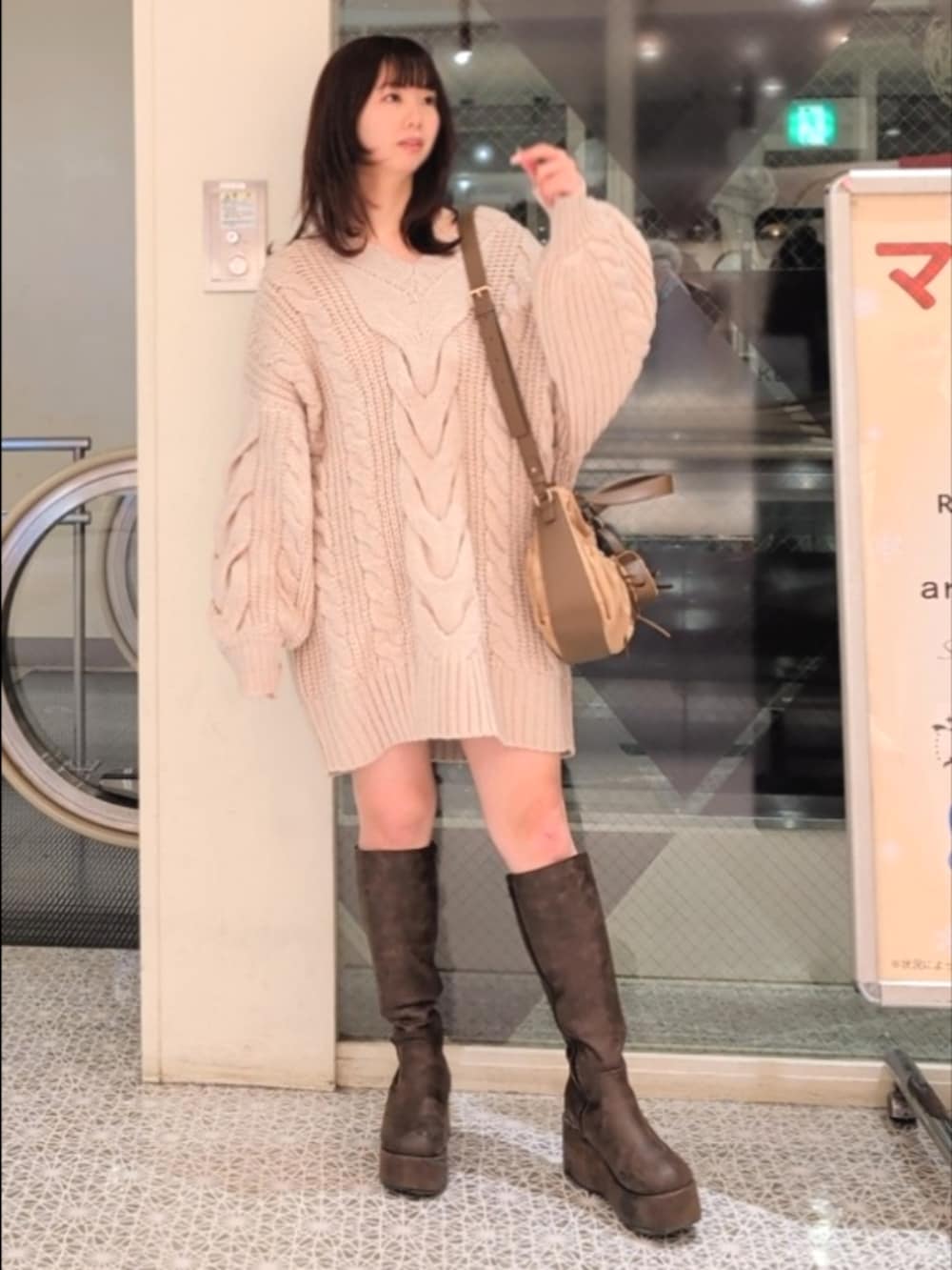 ホワイト系のその他アウター、ピンク系のワンピース、ブラウン系のショルダーバッグを着用したレディースの冬コーディネートの4枚目の写真