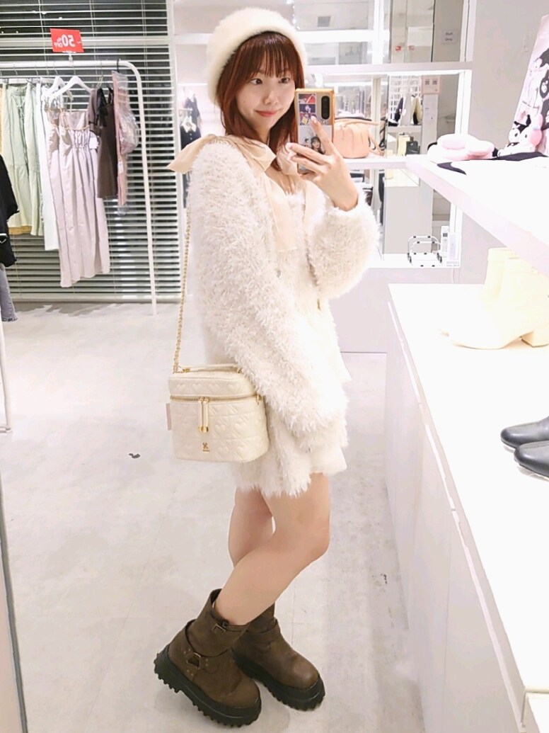 ホワイト系のカーディガン/ボレロ、ホワイト系のキャミソール、ホワイト系のスカートを着用したレディースの秋コーディネートの3枚目の写真