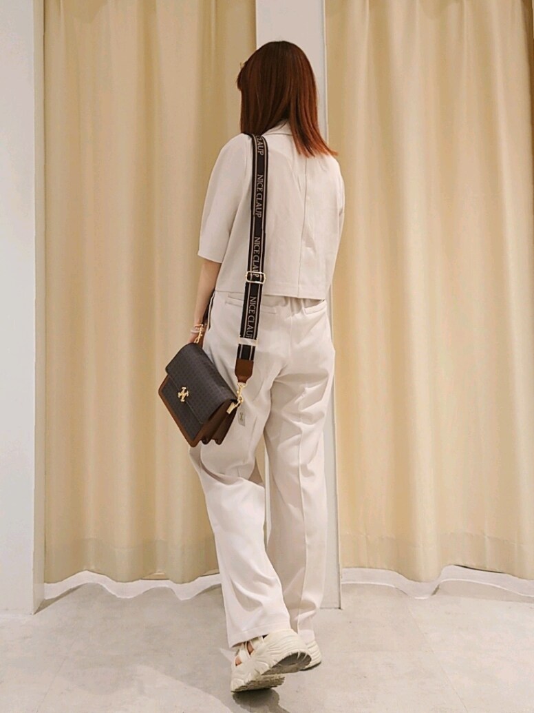 「ナイスクラップ、nice claup、one after another NICE CLAUP、骨格ウェーブ、イエベ春、ブルベ夏、低身長、152cm、淡色コーデ、韓国ファッション、お出かけコーデ、オフィスカジュアル、セットアップ、ワントーンコーデ、パンツスタイル」|「one after another NICE CLAUPのショートテーラードジャケット/セットアップアイテムあり(テーラードジャケット、ホワイト系)」を使った、ばらさん(レディース・152cm)の夏コーディネートの3枚目の写真