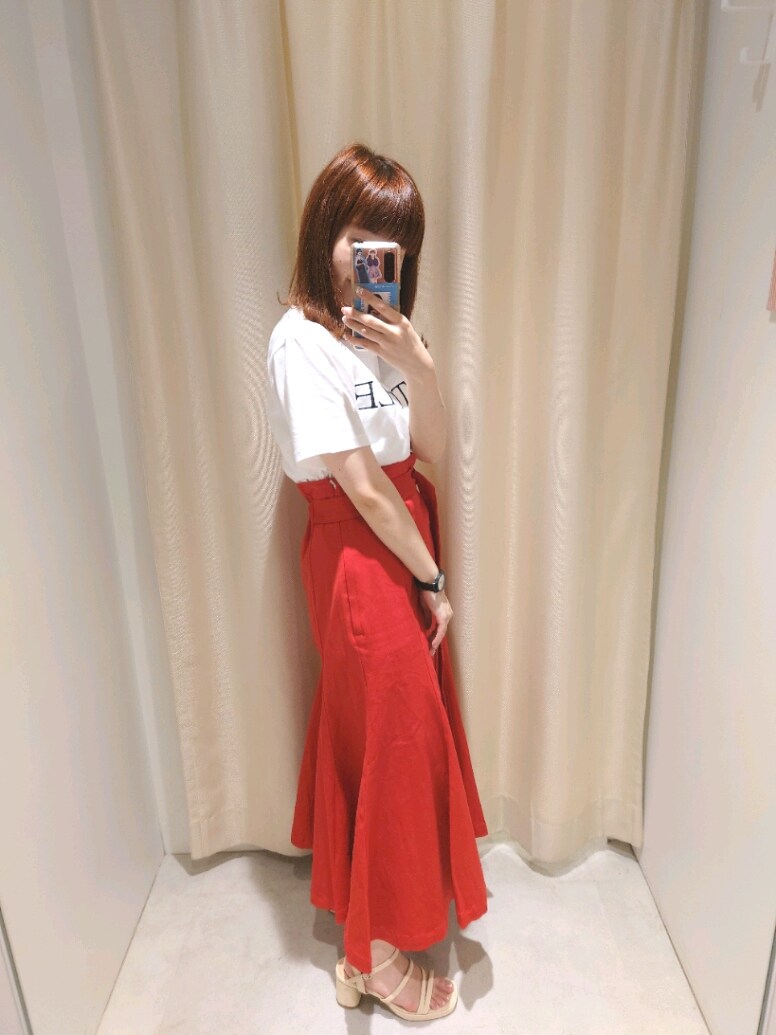ホワイト系のTシャツ/カットソー、レッド系のスカート、ホワイト系のサンダルを着用したレディースの夏コーディネートの2枚目の写真