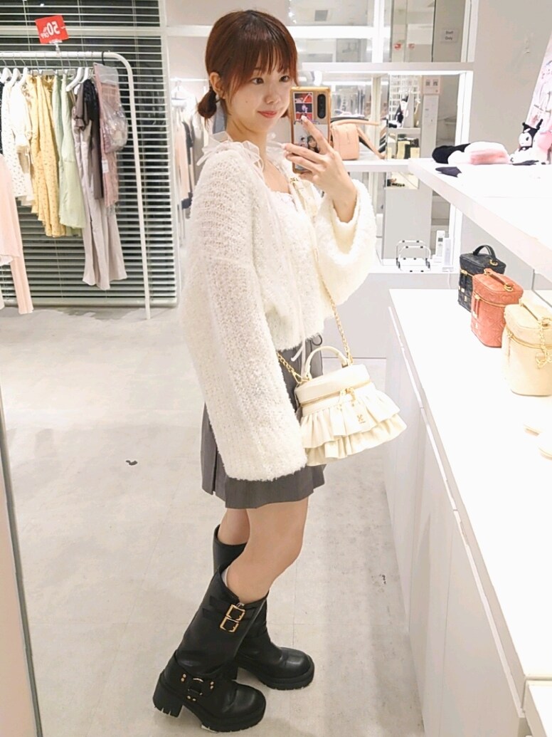 ホワイト系のカーディガン/ボレロ、ホワイト系のキャミソール、グレー系のスカートを着用したレディースの秋コーディネートの3枚目の写真