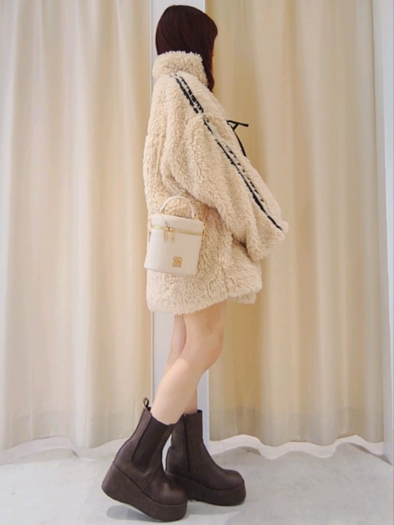 「ナイスクラップ、nice claup、one after another NICE CLAUP、骨格ウェーブ、イエベ春、低身長、152cm、テーマパークコーデ、お出かけコーデ、秋コーデ、ブーツ、休日スタイル、淡色コーデ、ベージュ、ボアブルゾン」｜「one after another NICE CLAUPの【premium order】サイドラインリボンボアブルゾン（ブルゾン、ベージュ系）」を使った、ばらさん（レディース・152cm）の秋コーディネートの5枚目の写真
