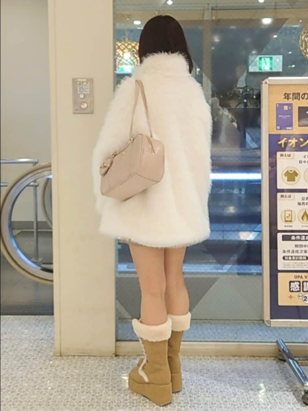 ホワイト系のその他アウター、ホワイト系のニット/セーター、ピンク系のボストンバッグを着用したレディースの冬コーディネートの3枚目の写真