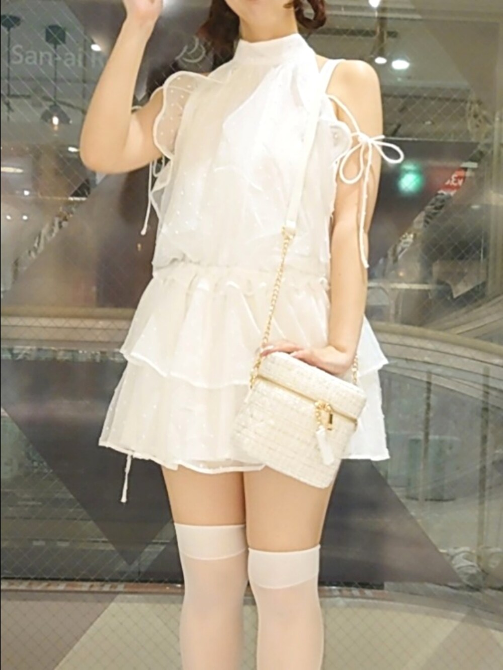 ホワイト系のワンピース、ホワイト系のショルダーバッグ、ホワイト系のサンダルを着用したレディースの夏コーディネートの3枚目の写真