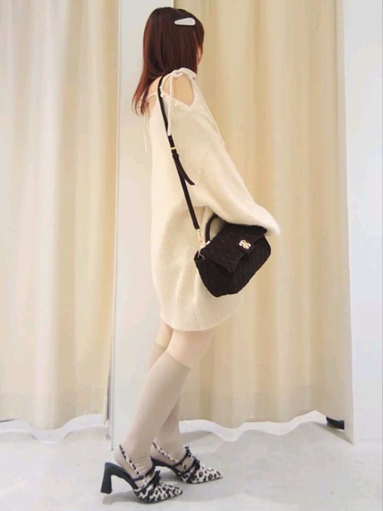 「ナイスクラップ、nice claup、one after another NICE CLAUP、骨格ウェーブ、イエベ春、低身長、152cm、冬コーデ、ニット、テーマパークコーデ、クリスマスに着たい服、マイベストコーデ2024、休日スタイル、ショルダーバッグ、レオパード」｜「one after another NICE CLAUPの【Holiday collection】ゴールドボタンベロアモールリボンニット（ニット/セーター、ピンク系）」を使った、ばらさん（レディース・152cm）の冬コーディネートの5枚目の写真