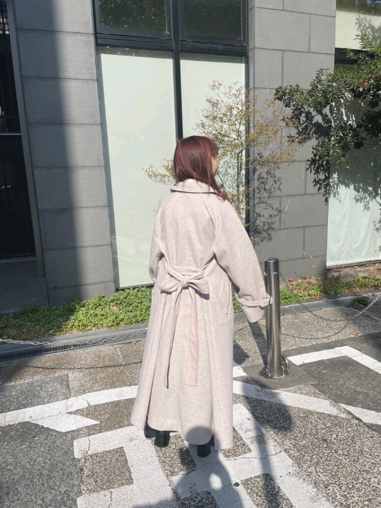 ベージュ系のステンカラーコート、ホワイト系のTシャツ/カットソー、ホワイト系のワンピースを着用したレディースの秋コーディネートの2枚目の写真