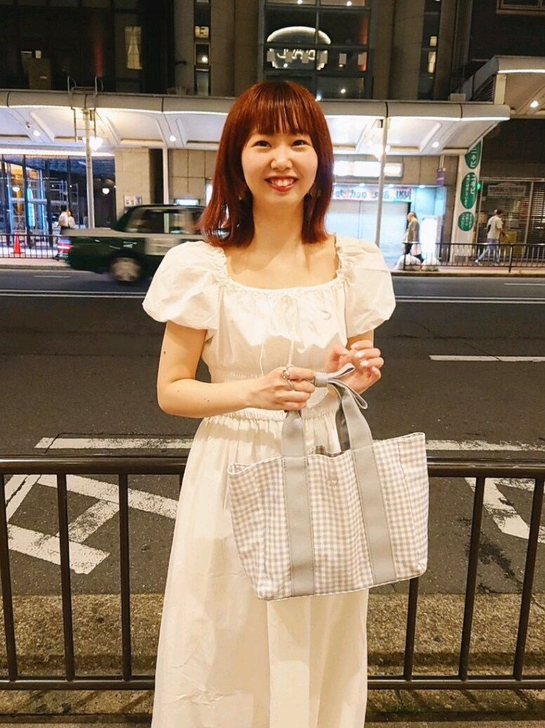 ホワイト系のワンピース、シルバー系のサンダルを着用したレディースの春コーディネートの2枚目の写真