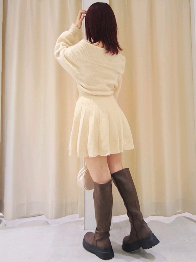 「ナイスクラップ、nice claup、one after another NICE CLAUP、骨格ウェーブ、イエベ春、低身長、152cm、淡色コーデ、テーマパークコーデ、お出かけコーデ、秋コーデ、ワンピース、ブーツ、休日スタイル、ニットワンピース」｜「one after another NICE CLAUPのオフショルプリーツニットワンピース（ワンピース、ホワイト系）」を使った、ばらさん（レディース・152cm）の秋コーディネートの4枚目の写真