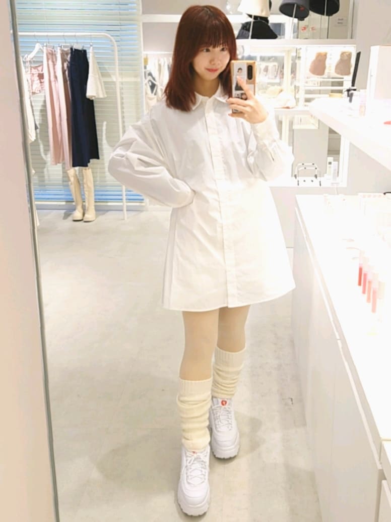 ホワイト系のシャツ/ブラウス、ホワイト系のスニーカーを着用したレディースの冬コーディネートの3枚目の写真