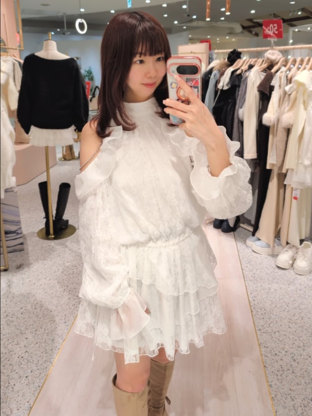 ホワイト系のシャツ/ブラウス、ホワイト系のボストンバッグ、ベージュ系のブーツを着用したレディースの冬コーディネートの2枚目の写真