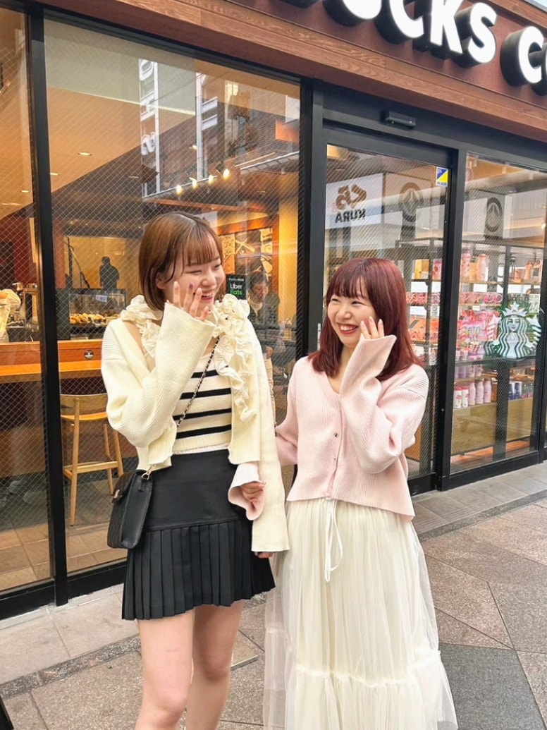 「ナイスクラップ、nice claup、one after another NICE CLAUP、骨格ウェーブ、イエベ春、低身長、152cm、オフィスカジュアル、カーディガン、スニーカー、デートコーデ、春コーデ、ローファー、春服みてみて、パステルカラー」｜「one after another NICE CLAUPのハートボタンベルスリーブカーディガン（カーディガン/ボレロ、ピンク系）」を使った、ばらさん（レディース・152cm）の春コーディネートの2枚目の写真