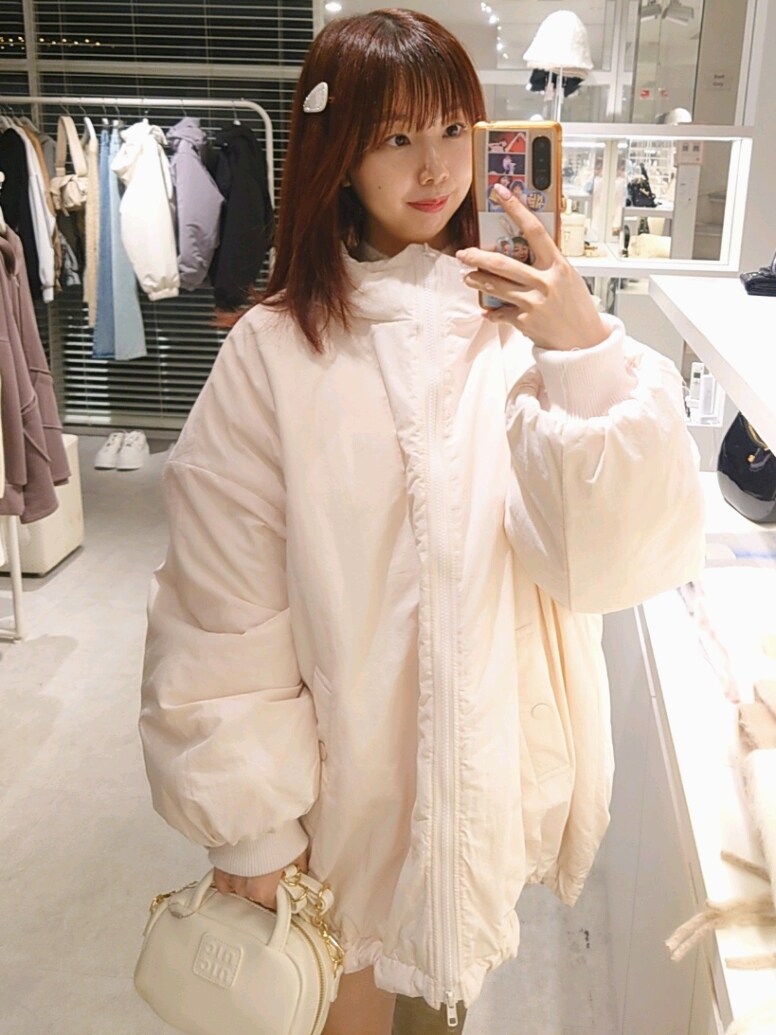 「ナイスクラップ、nice claup、one after another NICE CLAUP、骨格ウェーブ、イエベ春、低身長、152cm、ブーツ、休日スタイル、淡色コーデ、冬コーデ、お出かけコーデ、冬アウター、韓国ファッション、ダウンジャケット」｜「one after another NICE CLAUPのモンスターパーカーオーバーサイズブルゾン（ブルゾン、ピンク系）」を使った、ばらさん（レディース・152cm）の秋コーディネートの2枚目の写真