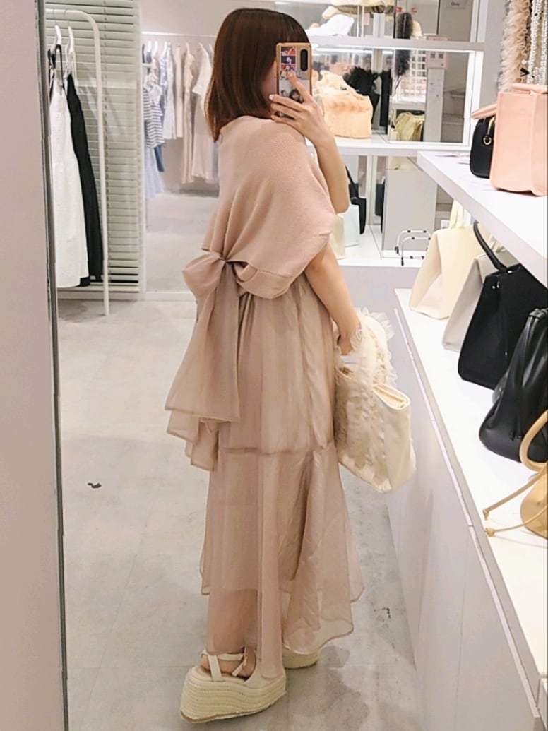 ピンク系のワンピース、ホワイト系のトートバッグ、ベージュ系のサンダルを着用したレディースの夏コーディネートの3枚目の写真
