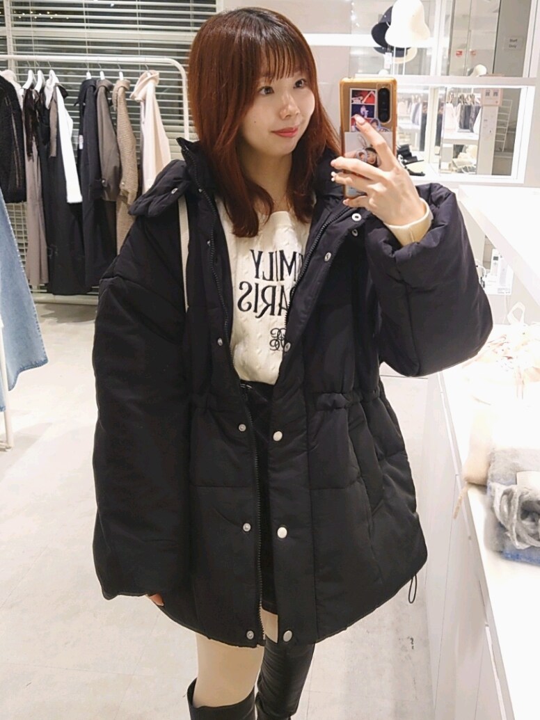 「ナイスクラップ、nice claup、one after another NICE CLAUP、骨格ウェーブ、イエベ春、低身長、152cm、テーマパークコーデ、チェック、冬コーデ、休日スタイル、ショルダーバッグ、冬アウター、ダウンジャケット、モノトーン」|「one after another NICE CLAUPのウェストマークミドルフェイクダウンジャケット(ダウンジャケット/コート、ブラック系)」を使った、ばらさん(レディース・152cm)の冬コーディネートの2枚目の写真