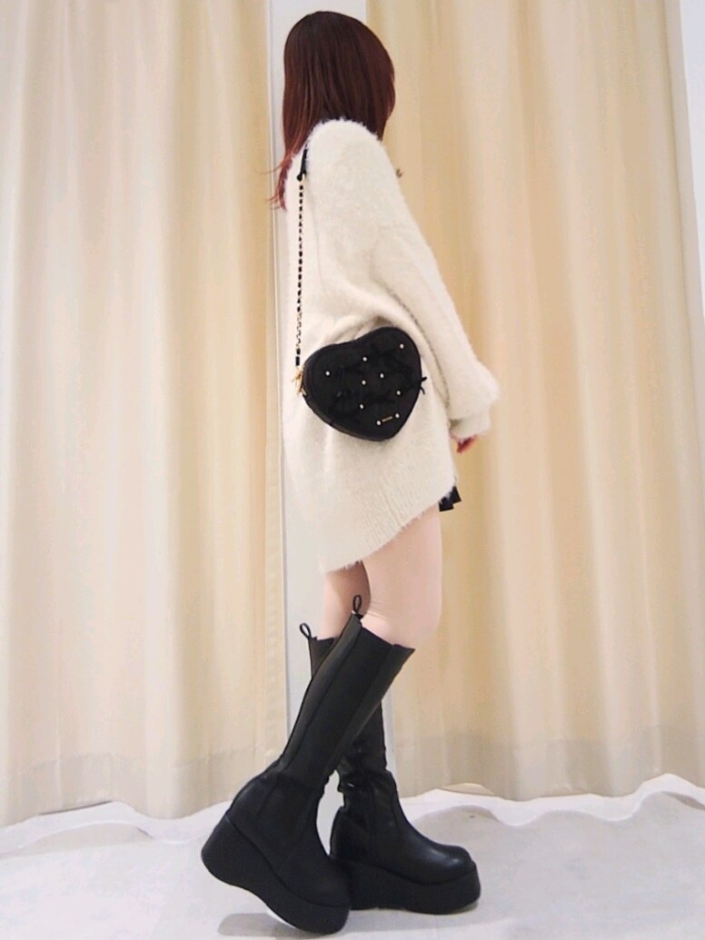 「ナイスクラップ、nice claup、one after another NICE CLAUP、骨格ウェーブ、イエベ春、低身長、152cm、プチプラ、ロングブーツ、モノトーン、お出かけコーデ、冬コーデ、デートコーデ、カーディガン、ハイネック」|「one after another NICE CLAUPのゴールドボタンラメフェザーカーディガン(カーディガン/ボレロ、ホワイト系)」を使った、ばらさん(レディース・152cm)の冬コーディネートの3枚目の写真