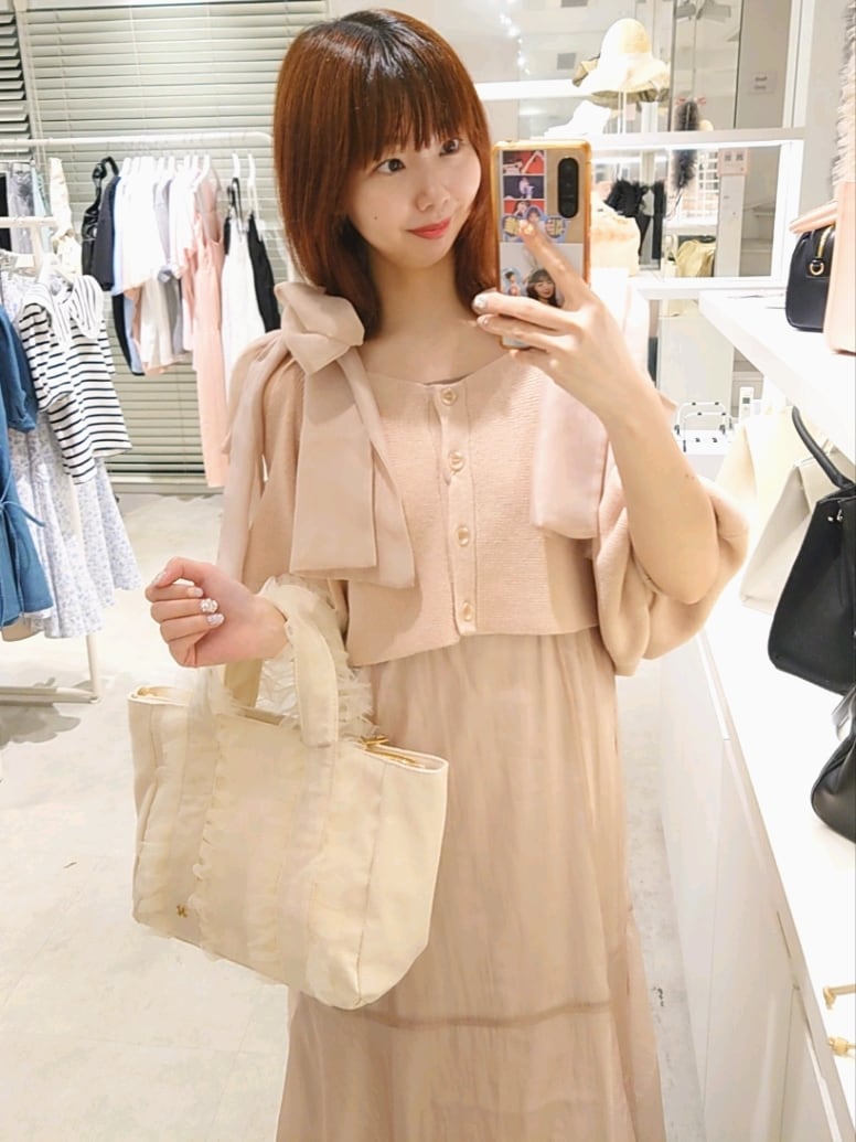 ピンク系のワンピース、ホワイト系のトートバッグ、ベージュ系のサンダルを着用したレディースの夏コーディネートの2枚目の写真