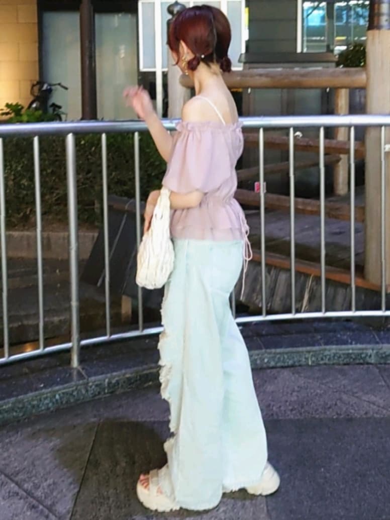 ピンク系のシャツ/ブラウス、ブルー系のデニムパンツ、ホワイト系のショルダーバッグを着用したレディースの夏コーディネートの3枚目の写真